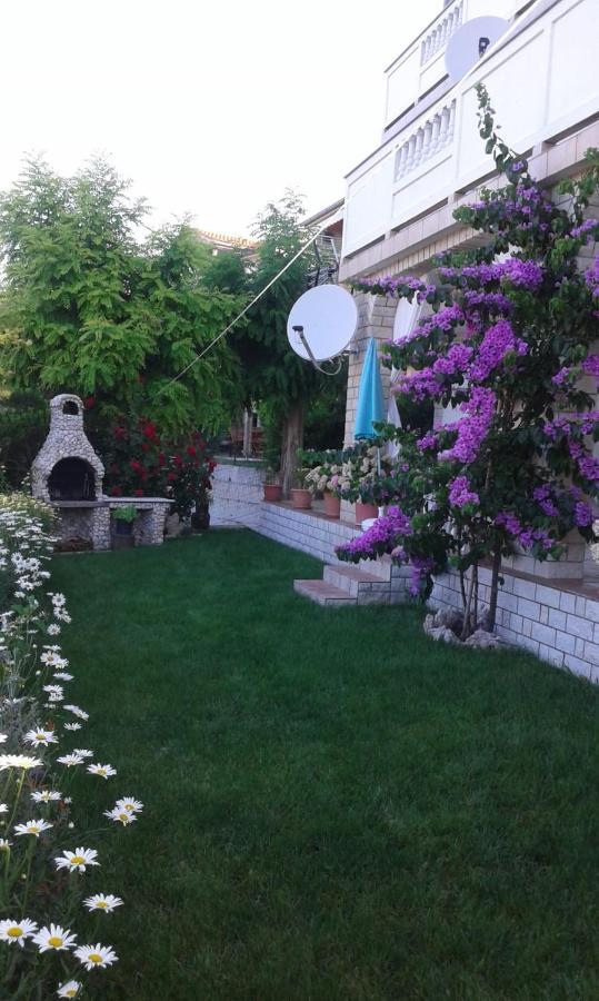 Guest House Lucija Banjol Exterior photo