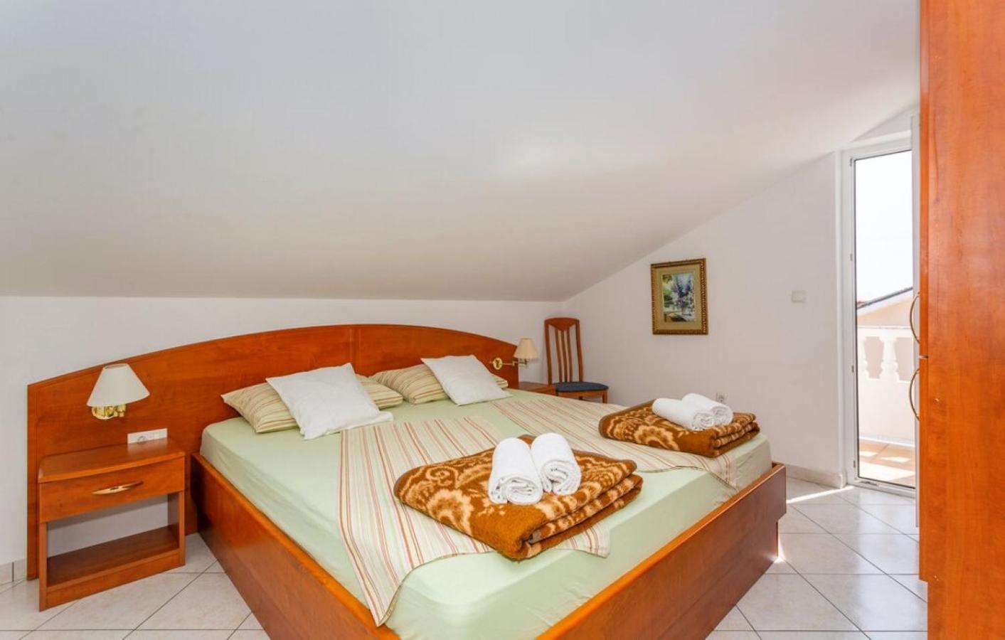 Guest House Lucija Banjol Exterior photo