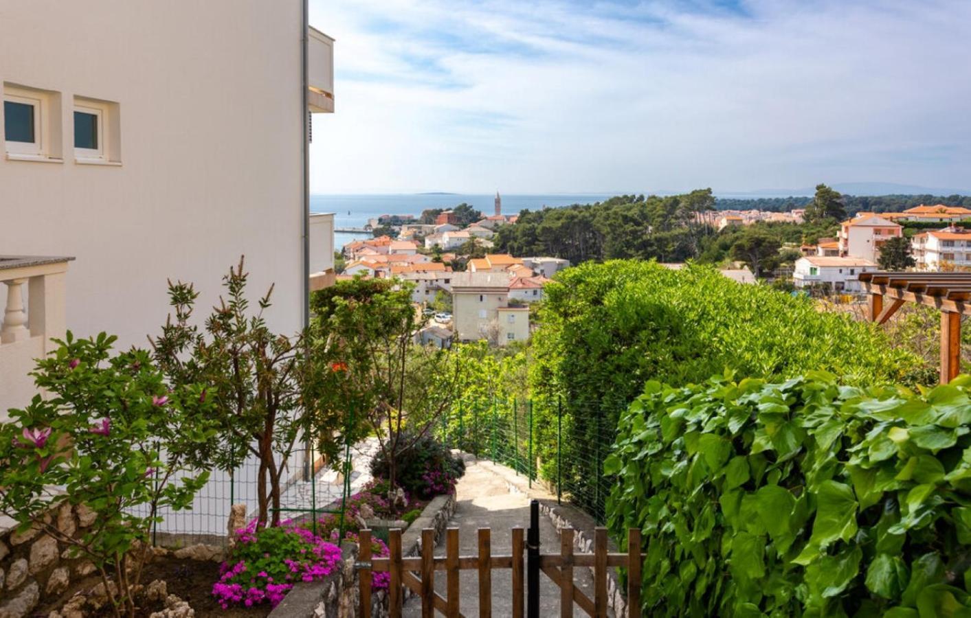 Guest House Lucija Banjol Exterior photo