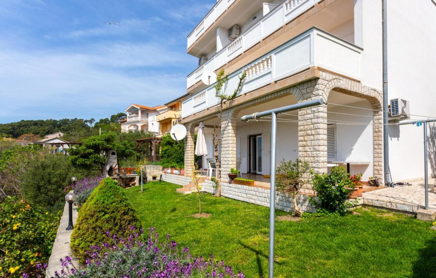 Guest House Lucija Banjol Exterior photo
