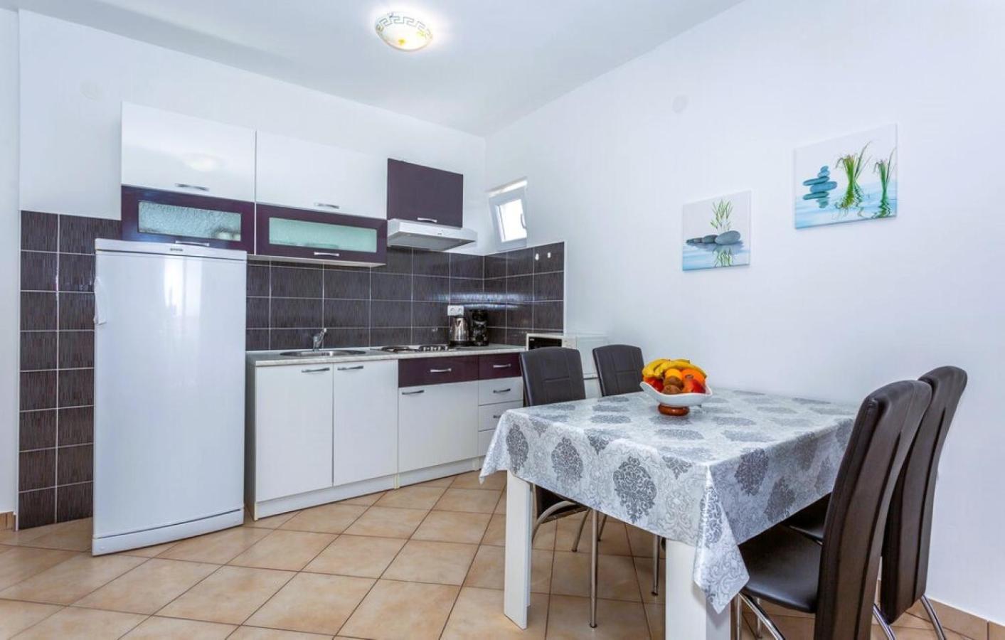 Guest House Lucija Banjol Exterior photo