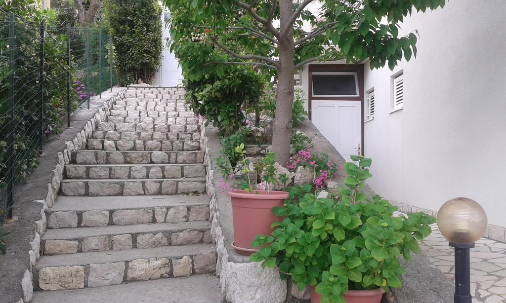Guest House Lucija Banjol Exterior photo