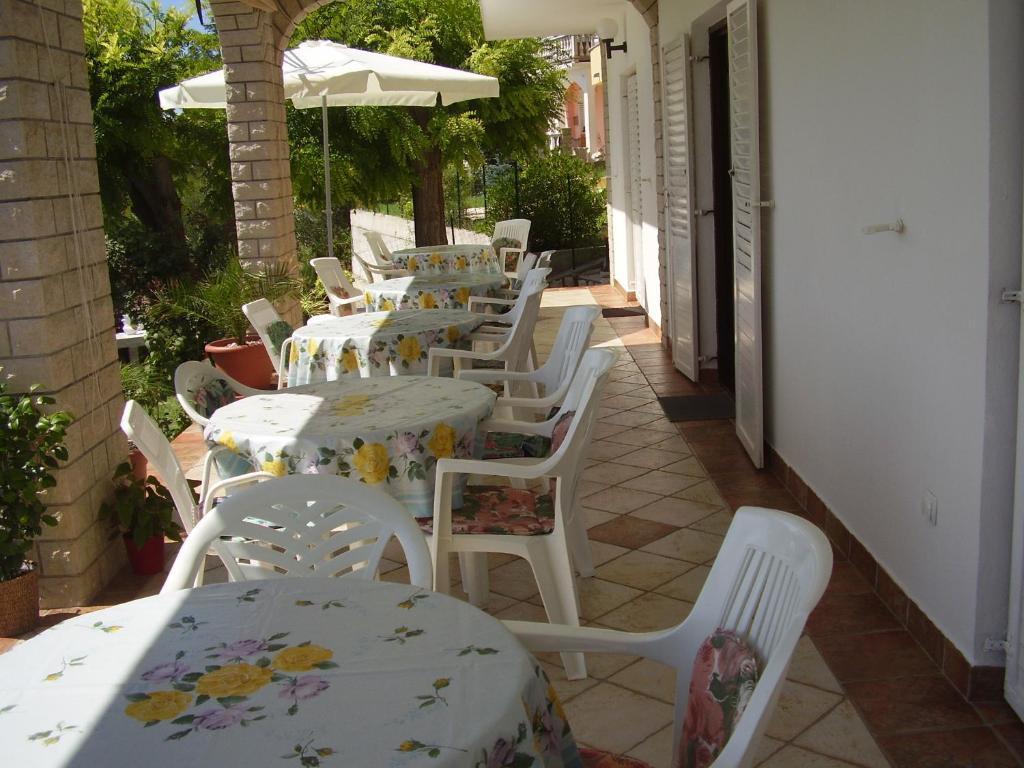 Guest House Lucija Banjol Exterior photo